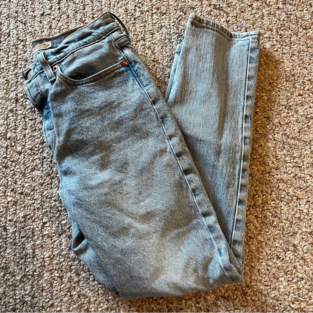Levi’s Wedgie straight skinny leg light wash jeans women’s size 28 inseam 27”